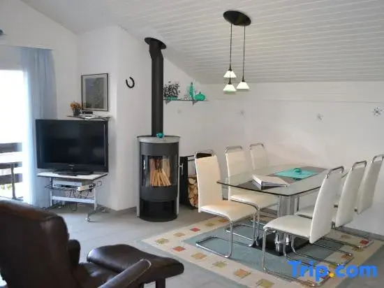 Two-bedroom Apartment for 4-5 Guests With Lake and Mountain Views