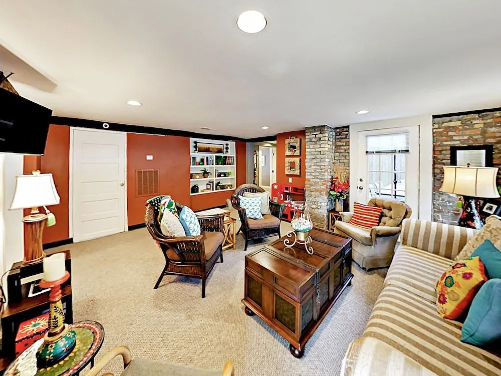 Upscale Unit in Historical - 1 Br Home