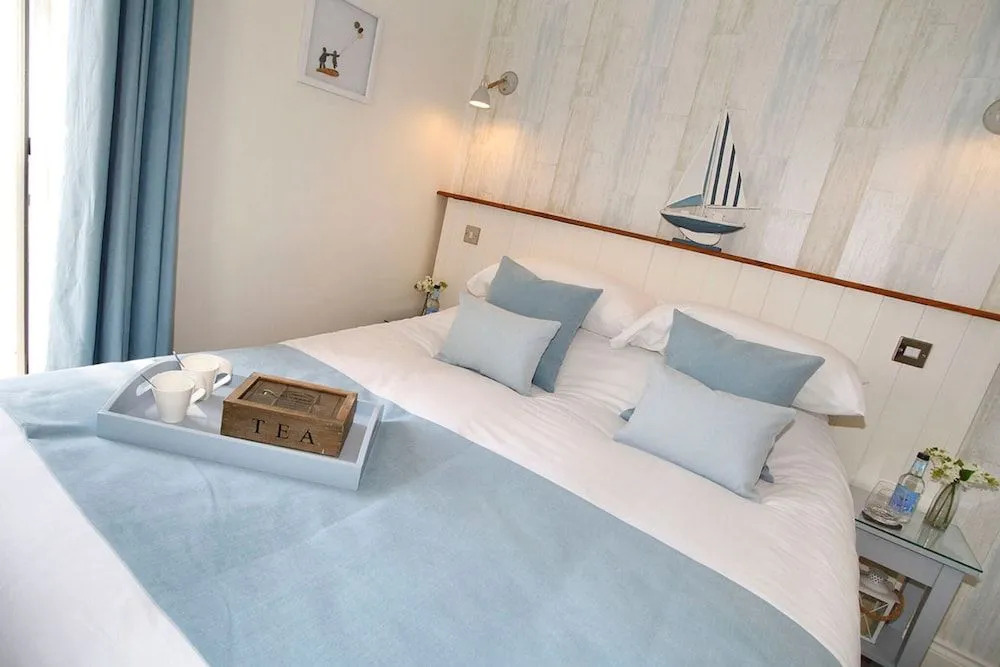 The Estuary Bar and Rooms