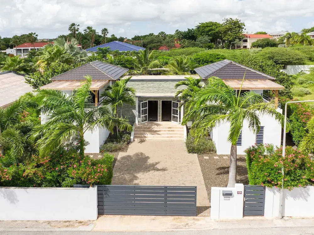 Casa Maria Curacao. Luxury 6 Bedroom Villa Next to Supermarket & Jan Thiel Beach