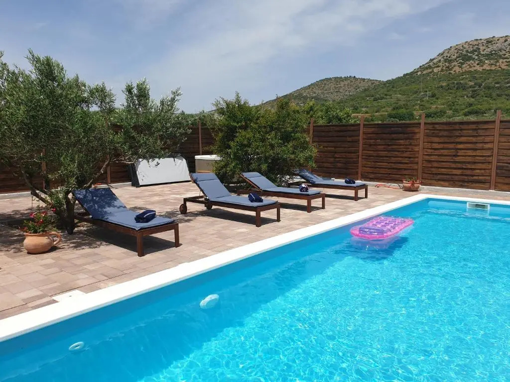 Apartman Smilje with Heating Pool