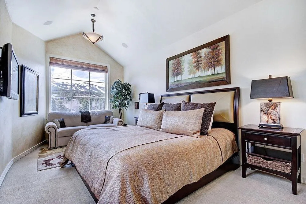 Park Avenue Lofts #303 by RedAwning