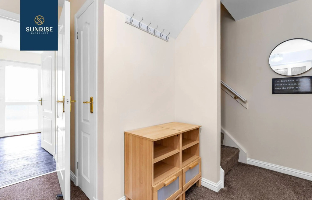 The Townhouse - 4 Rooms Large Beds with TV's, Poker Table, Fully Equipped, Easy Ring-Road Access