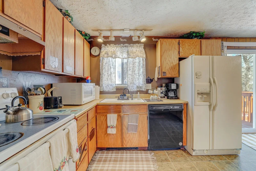 Charming Elk Mountain Home: Hunt, Hike & Fish!