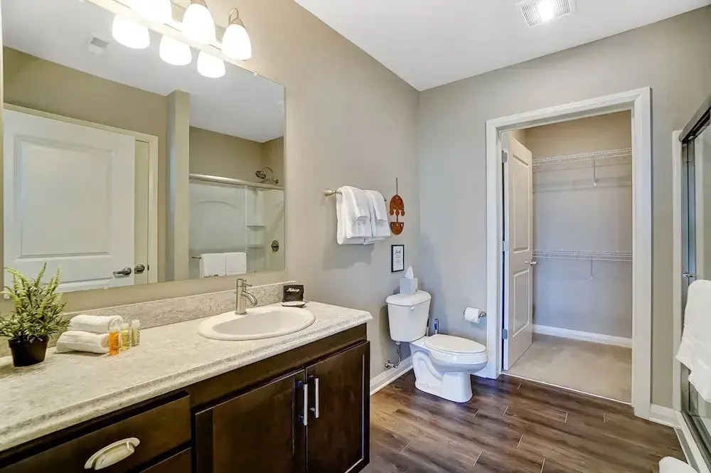Downtown Designer 2BR Parking W D Gym Pool
