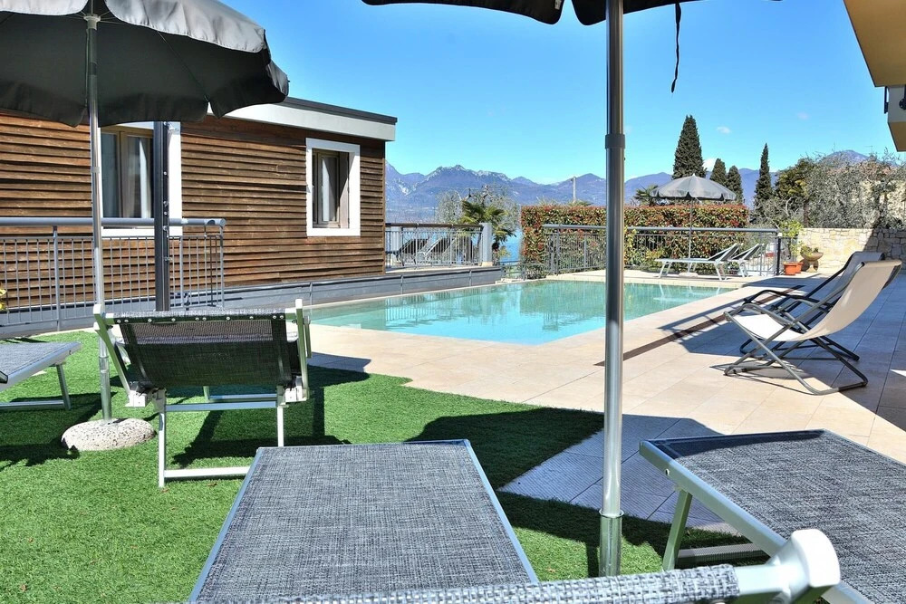 North House - Sleeps 4 Shared Pool Lake View in Torri del Benaco