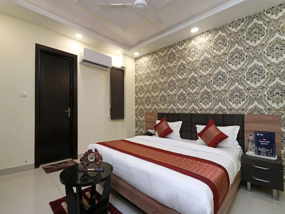 OYO 11611 Royal Palace Inn