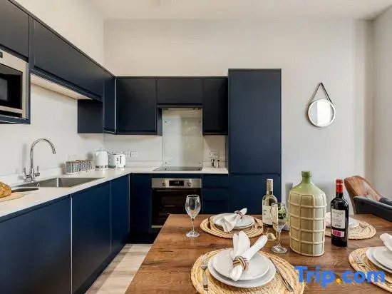 Gorgeous Family 2-Bed Apt w/ Free Gym & Parking