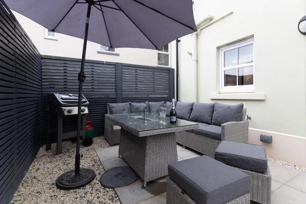 Cottage Mews - Seaside Cottage Parking Terrace