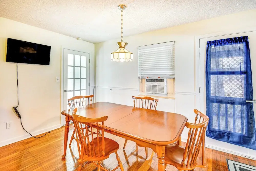 Ormond Beach Family Home: Walk to Ocean!