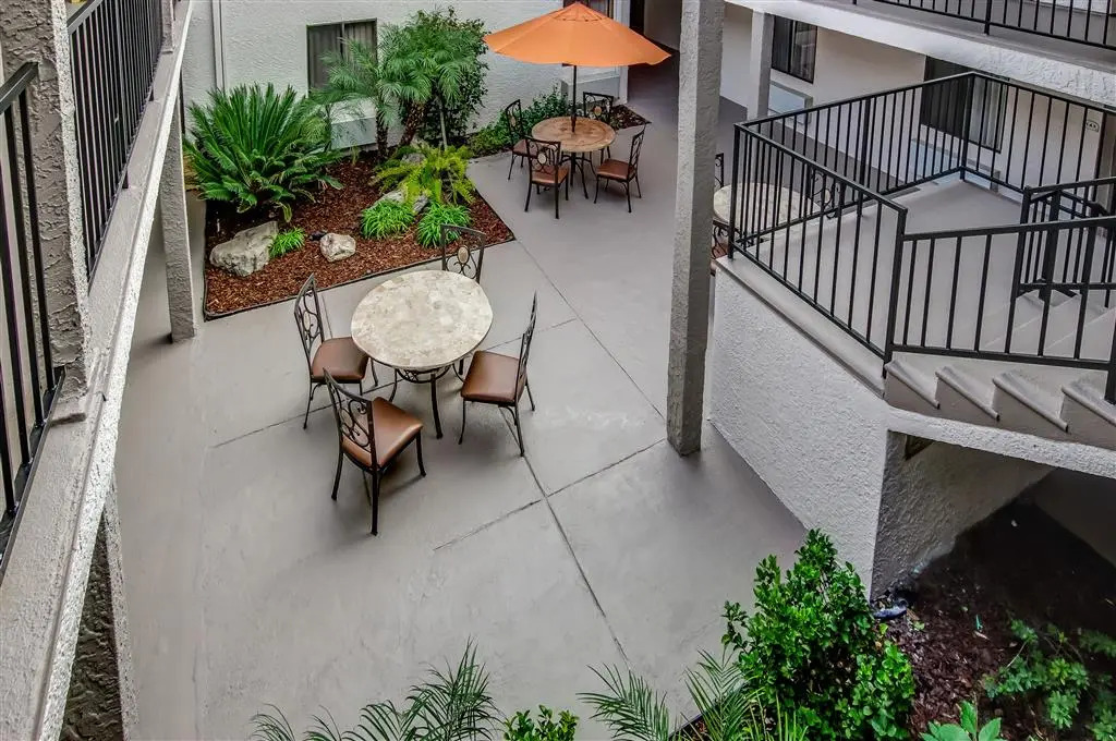 Howard Johnson Inn & Suites Reseda
