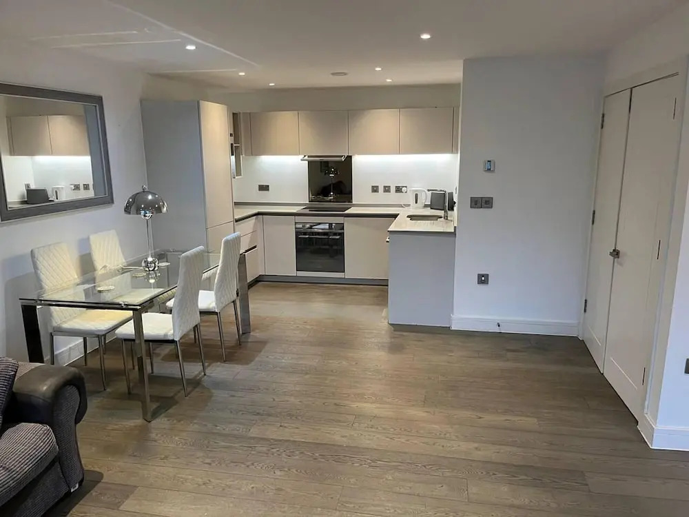 Luxury 2 Bed 2 Bath Apartment Central Location