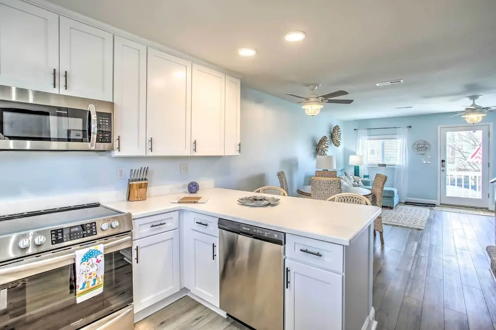 Coastal Oasis w/ Decks: Walk to Holden Beach!