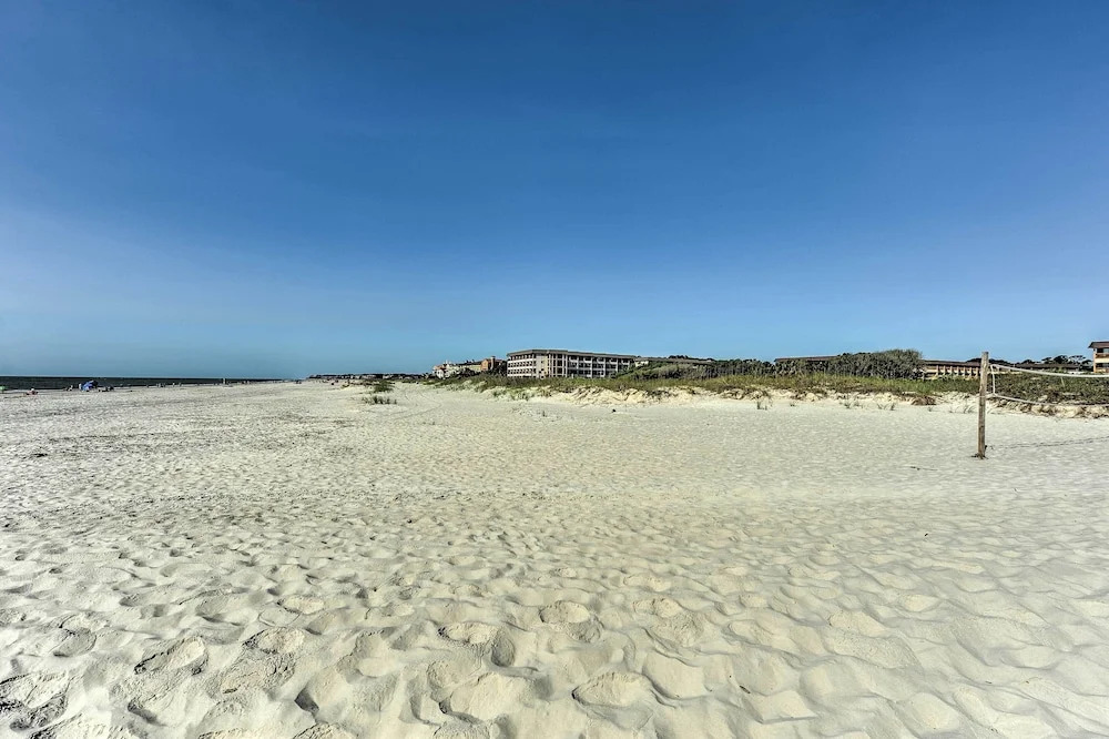 Resort Condo: Pools, Gym, Bar & Beach Access!