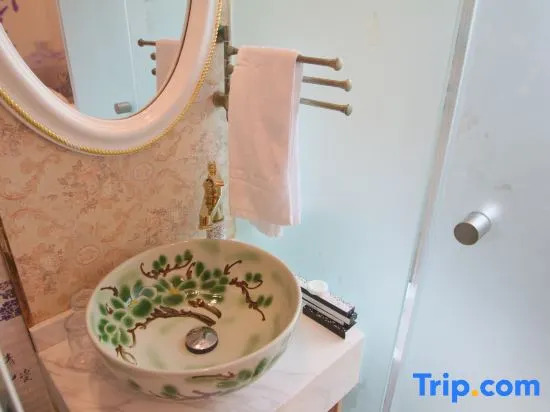 Yiqing Theme Hotel Shanghai