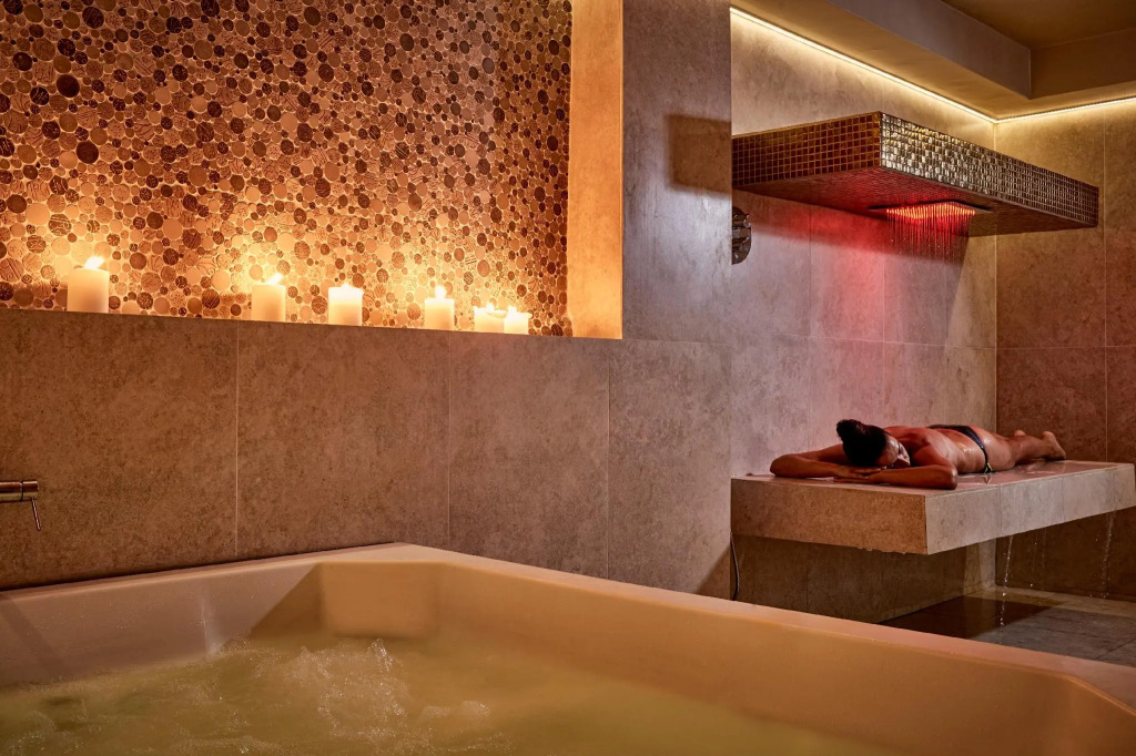 Kouros Hotel & Suites