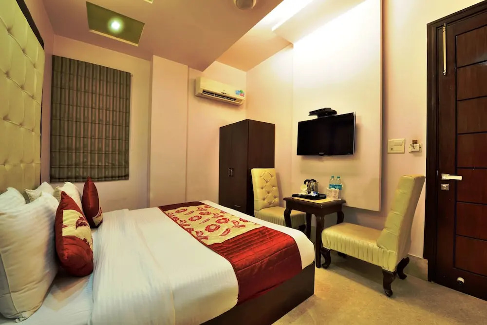 Hotel Taksh Inn