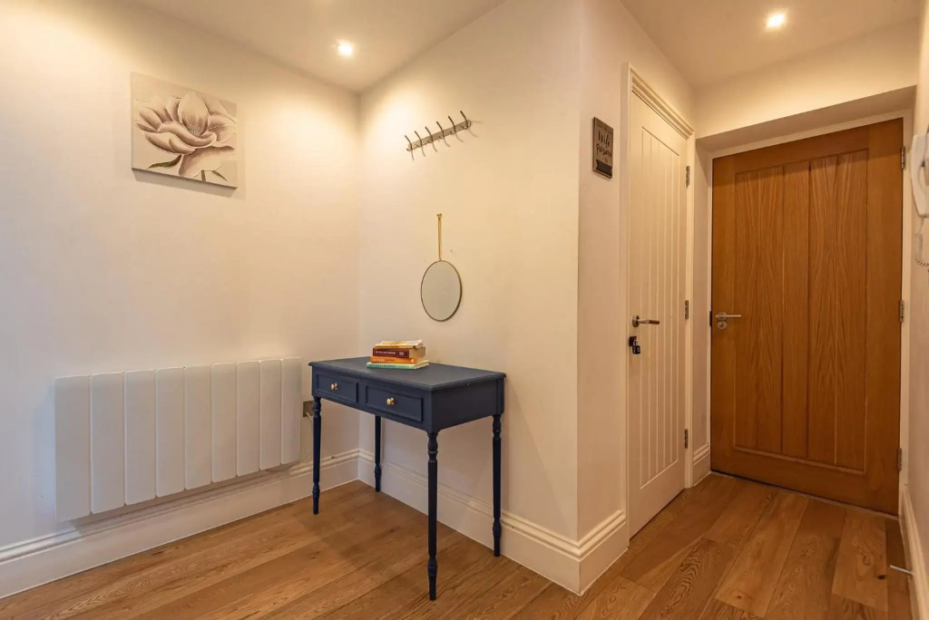 Sleeps 7 - Spacious Modern Apartment in Newbury Town Centre by JDF Property