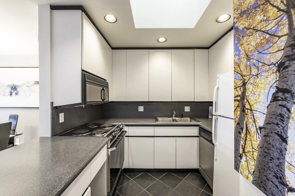 2 BR 3BA Condo - AC, Heated Pool, Walk to Town