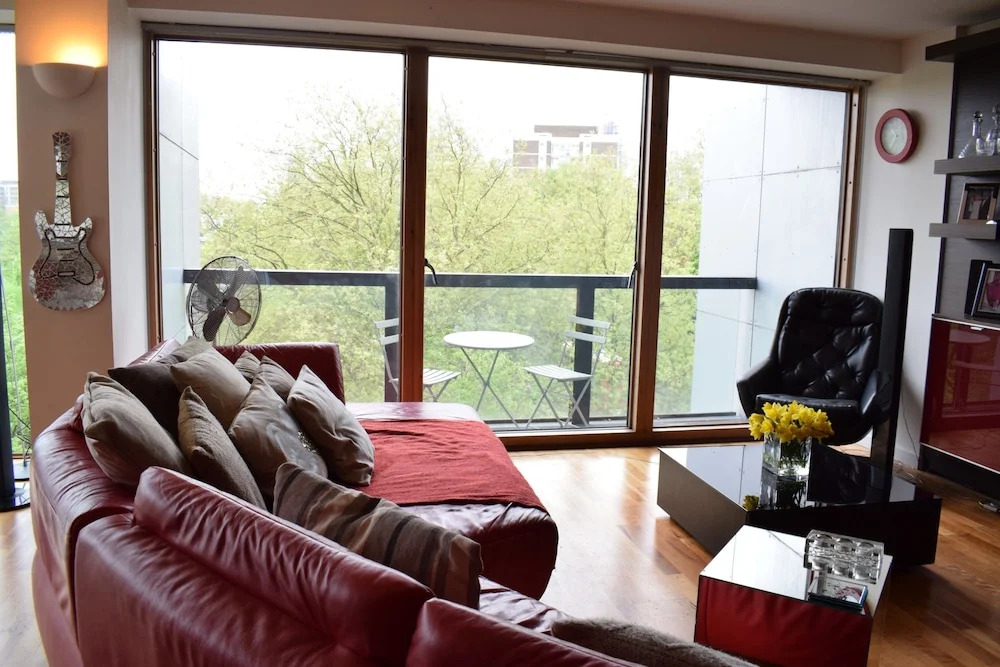 2 Bed Flat in Shoreditch With Balcony