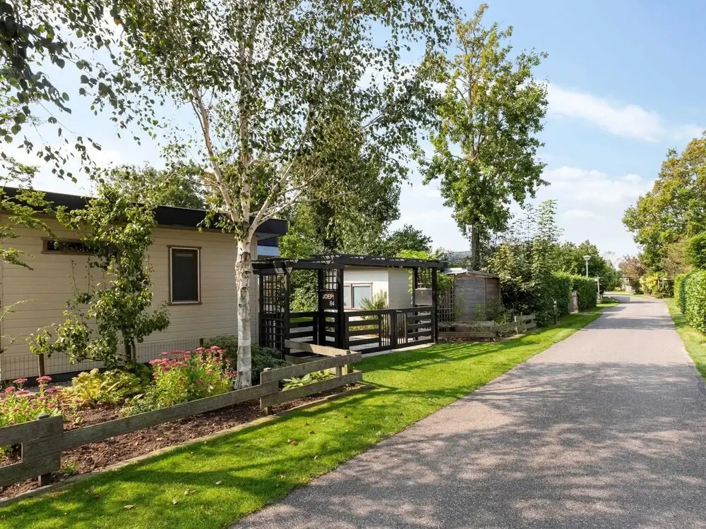 Light and Quiet Chalet With Beautiful Terrace Near Historic Goedereede