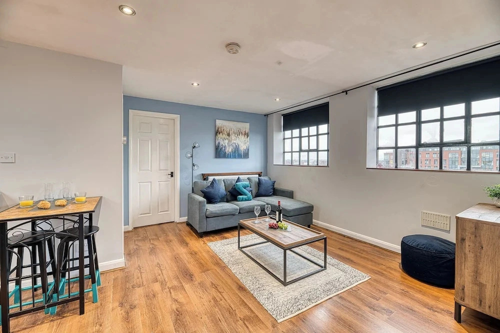 Central 2 Bedroom Apt by Guestz