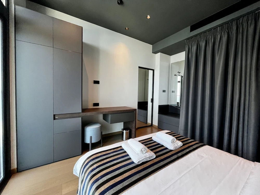 128 LIM - 2005 Stay Only Tower Suite