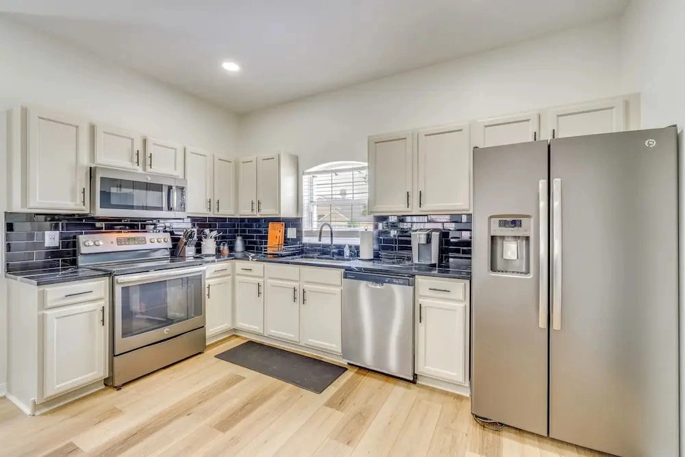 Theme Park Hub 4 Mi to Disney! Poolside Retreat