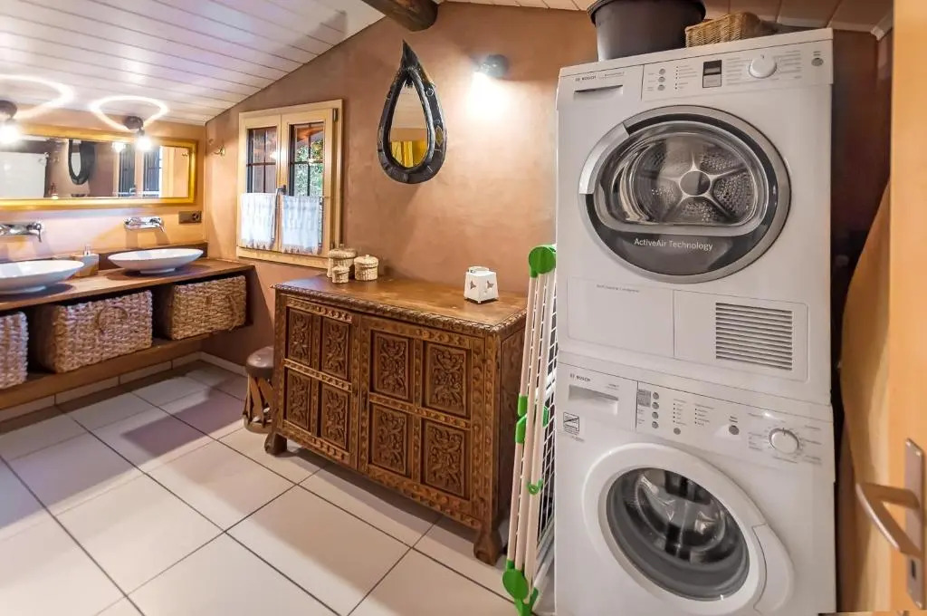 Charming Little Chalet for 6 People & Free Ski Lockers
