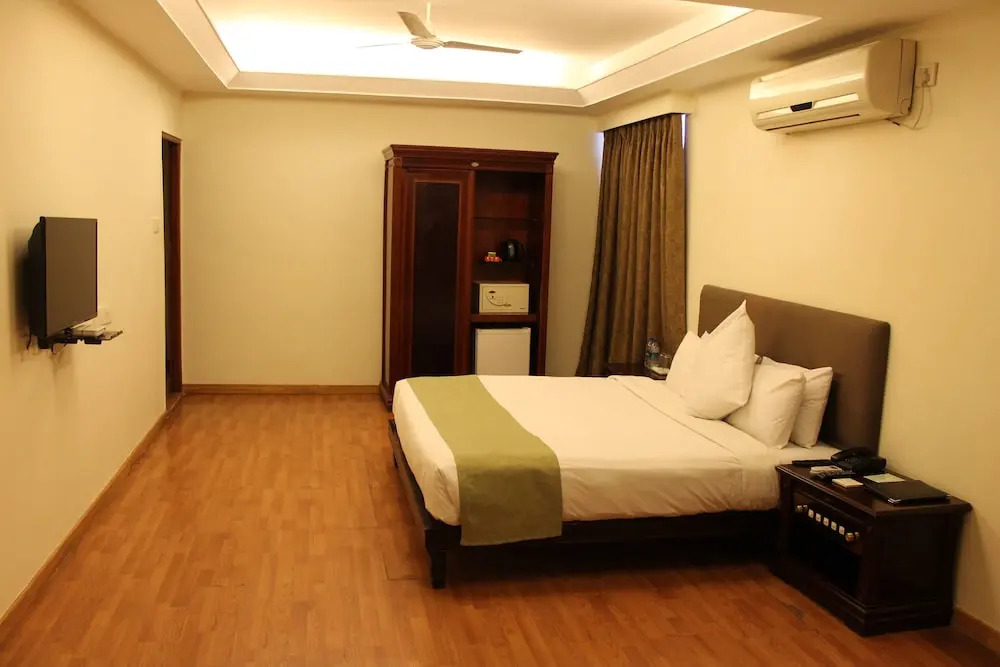 THE CENT HOTEL