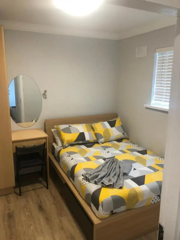 Cheerful 4 bedroom town house with bbq,