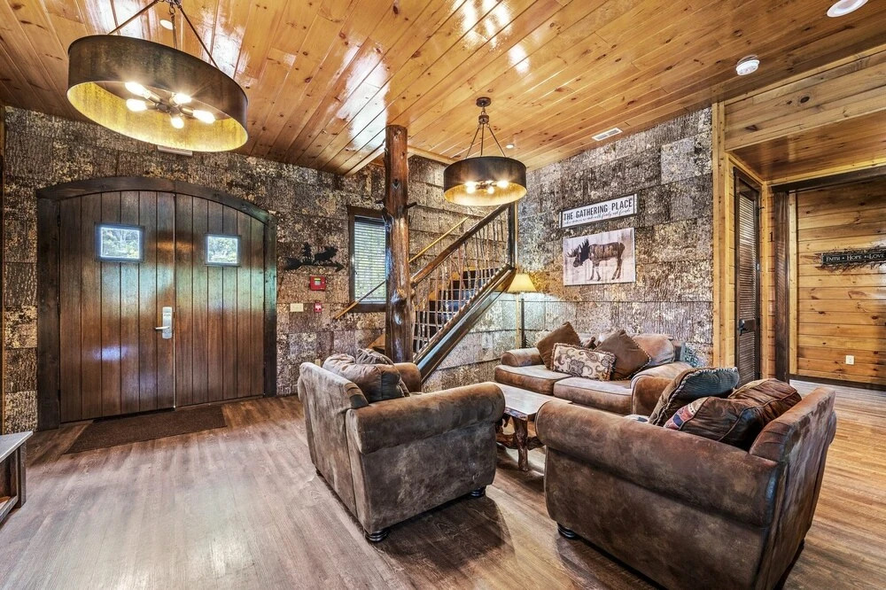 The Big Oak Lodge 16 Bedroom Home by Redawning