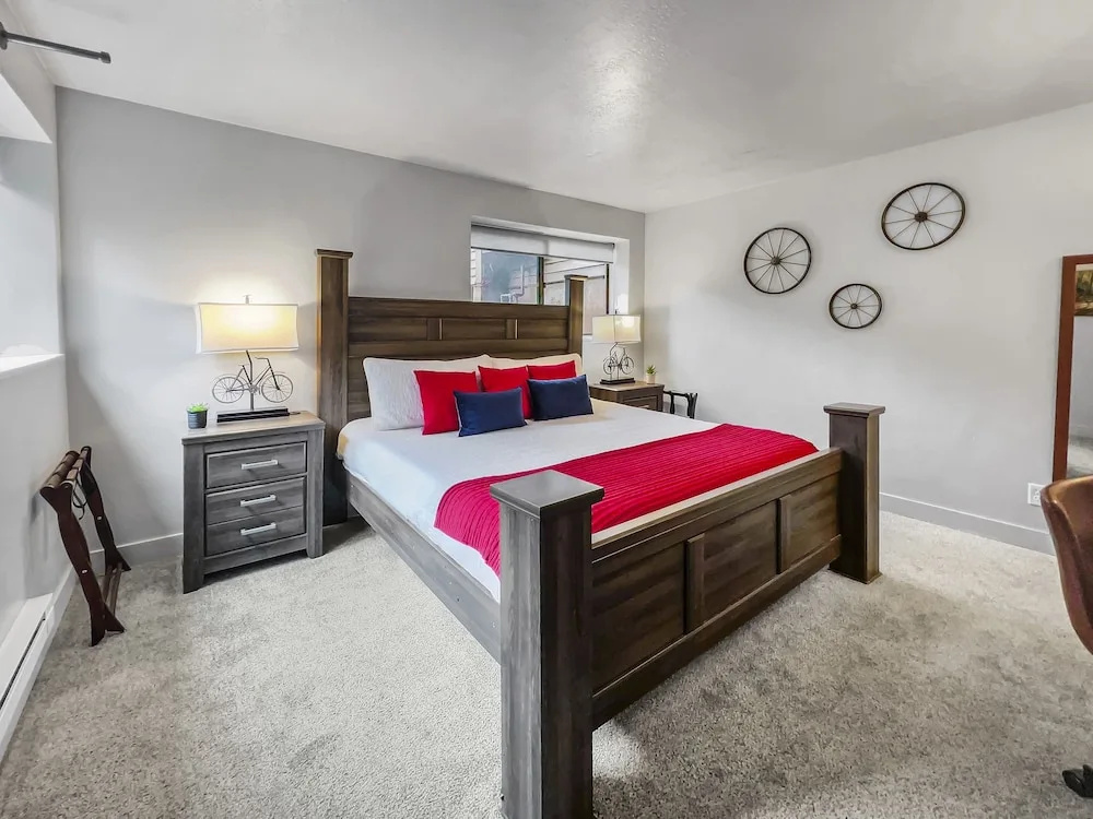 Hidden Haven At Apache Trail! 4 Bedroom Townhouse by RedAwning