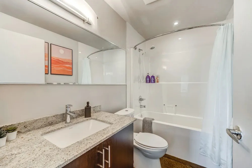 Elegant 2BR Condostunning Downtown Views!