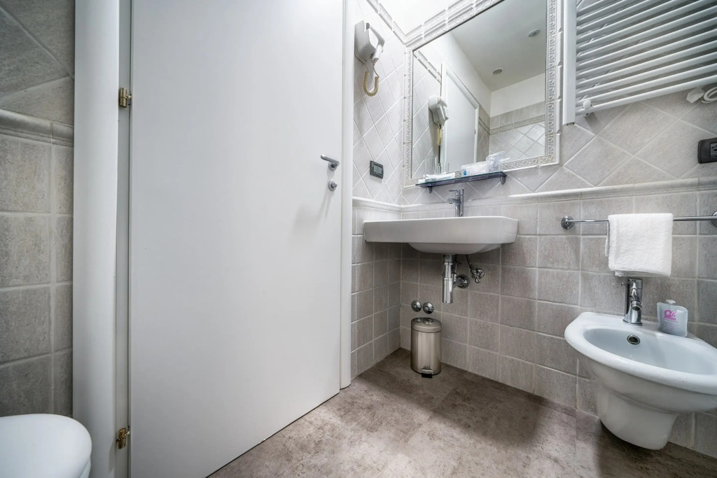 Отель Varese Roma
