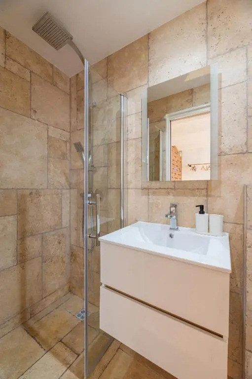 CHARMANT STUDIO RENOVÉ 150m DE MONACO