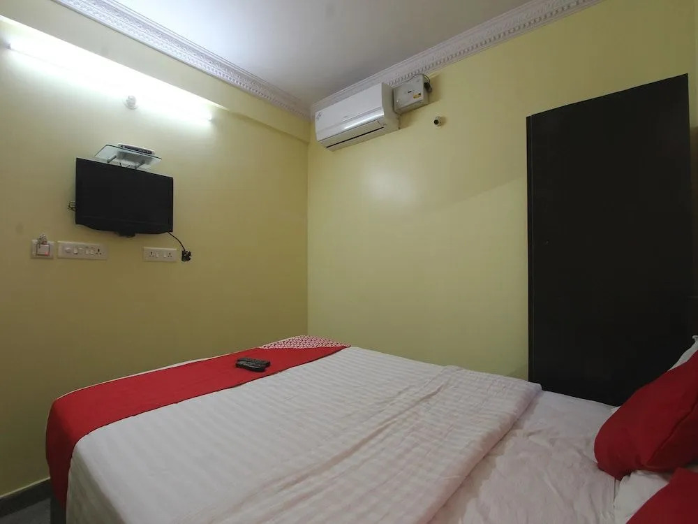 OYO 15926 New Golden Residency