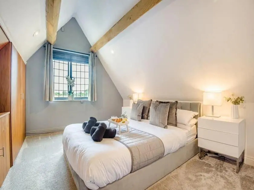 2 bedroom cosy cottage with hot tub in hambrook close to Bristol City Centre