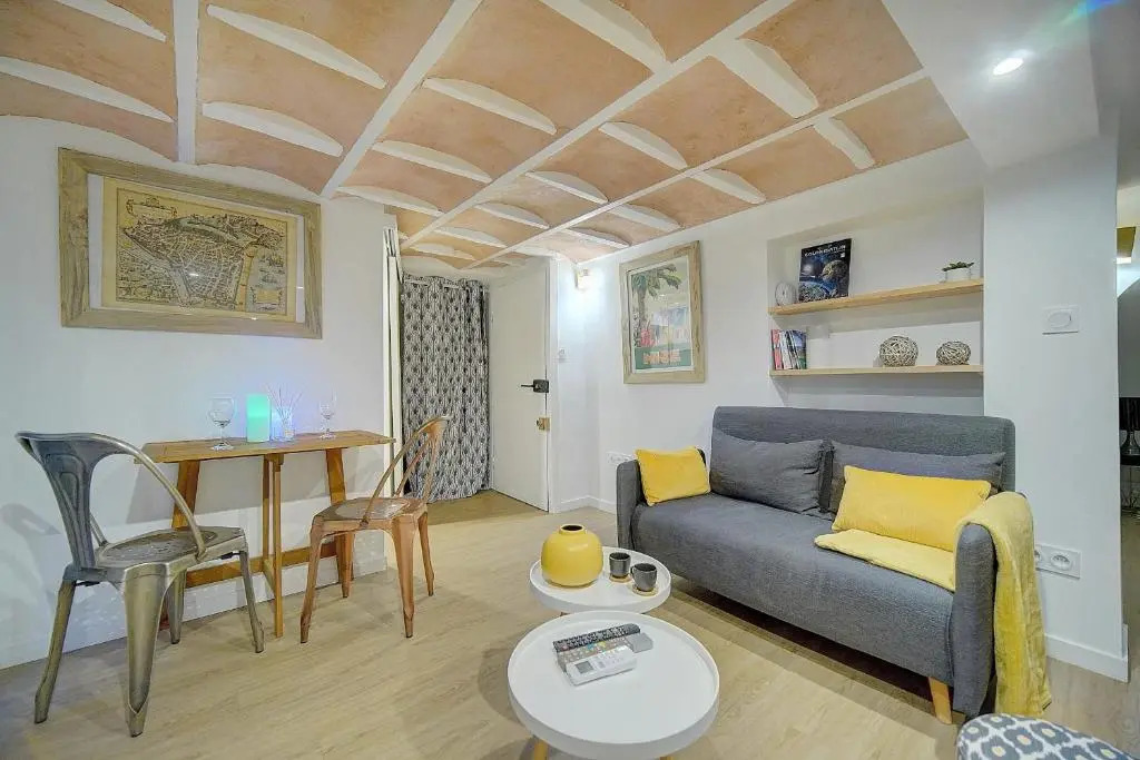 #31 Comfy place in the Old Town Balcony & AC 2Min to Beach