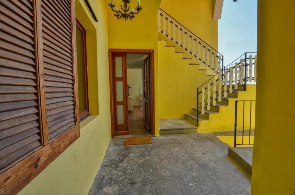 Bello Pezzo 2-Bedroom Lakeview Apartment