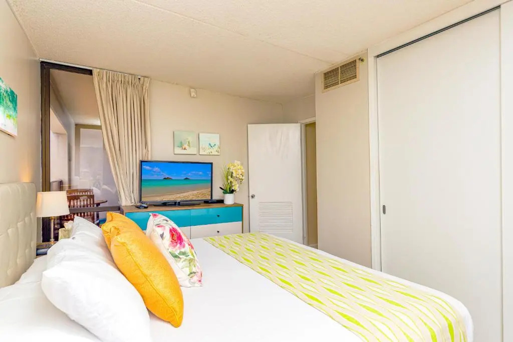 2 Bedroom on the 9th Floor with Diamond Head Views | 1 Block To Beach | Free Parking & Wifi