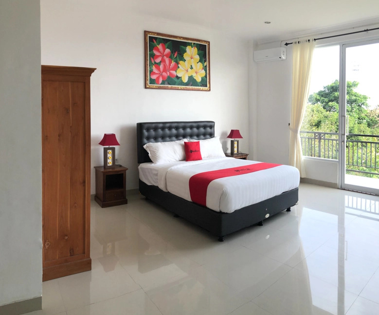 RedDoorz Plus near Dreamland Beach
