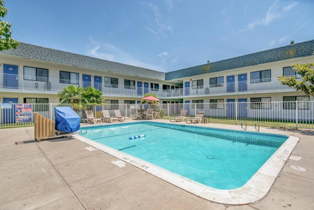 Super 8 by Wyndham Tracy