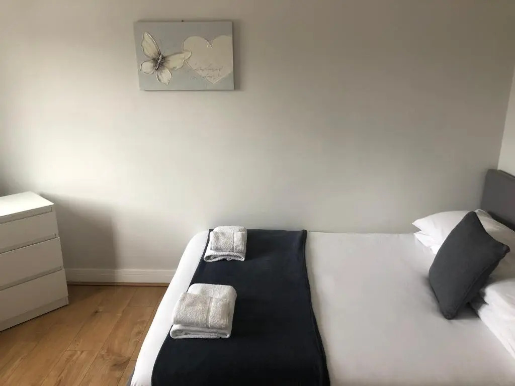 2 Bedroom Large First Floor Apartment with FREE Parking