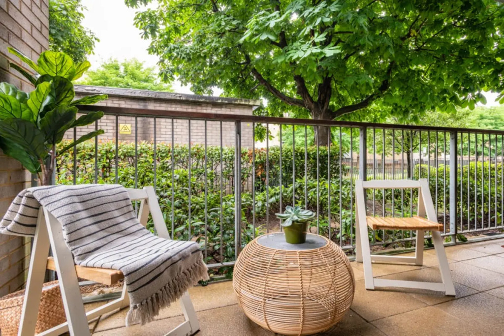 The Bow Mews - Modern & Bright 2BDR Apartment with Patio