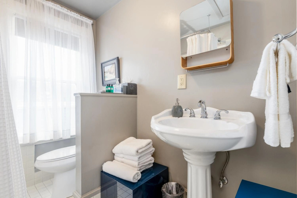 Nantucket Whale Inn, Half Moon Bay