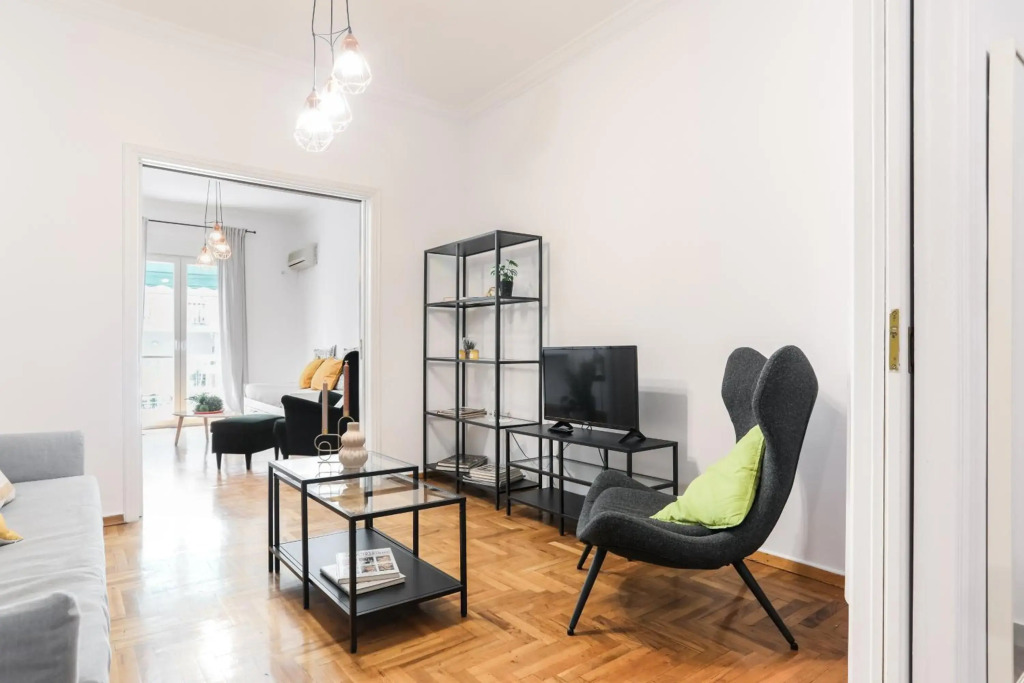 Beautifully decorated spacious aprt for 5 near Acropolis