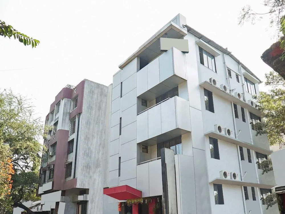 OYO 28109 Regent Hotel