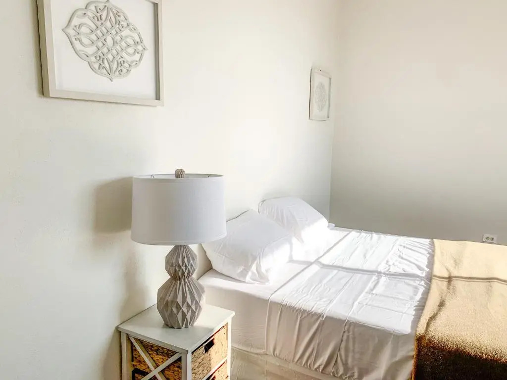 Beautiful 3 BDR 2,5 Bath- Steps from Beach w/PKG