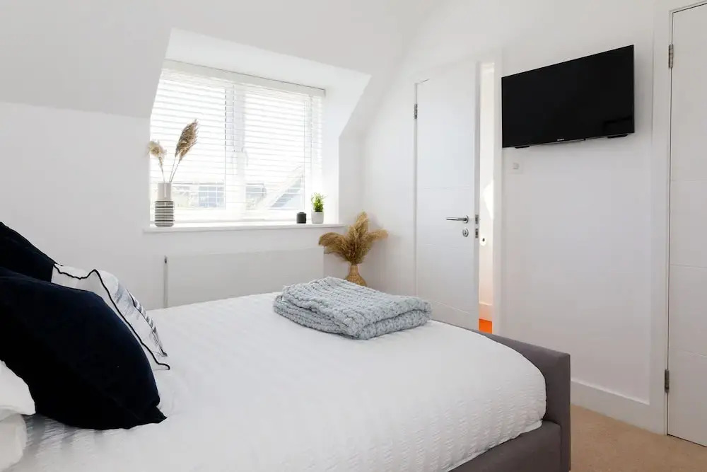 Gorgeous home for 12 - Walk to Beach - Sea View